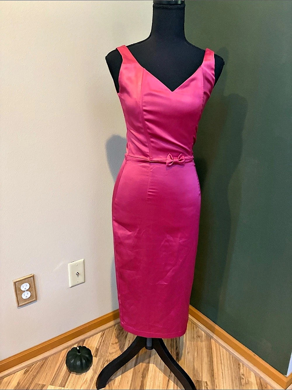 Collectif Vintage Pink V-Neck Bow Midi Dress